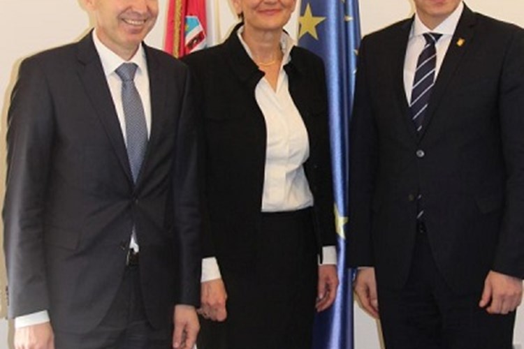 Slika /arhiva_gospodarstvo/public/fotke javnost/rumunjska sastanak/ppVRH Dalić, ministar obrane Rumunjske Mihai-Virel Fifor i ppVRHKrstičević.jpg